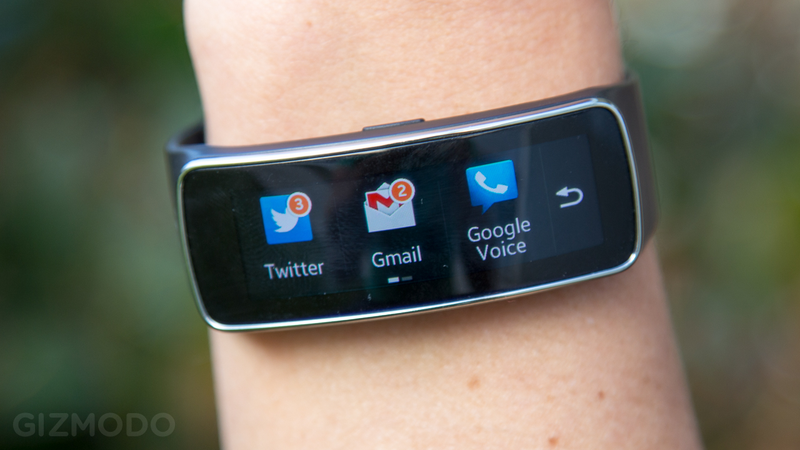 Illustration for article titled Samsung Gear Fit Review: A Beautiful Wristable Gone to Waste